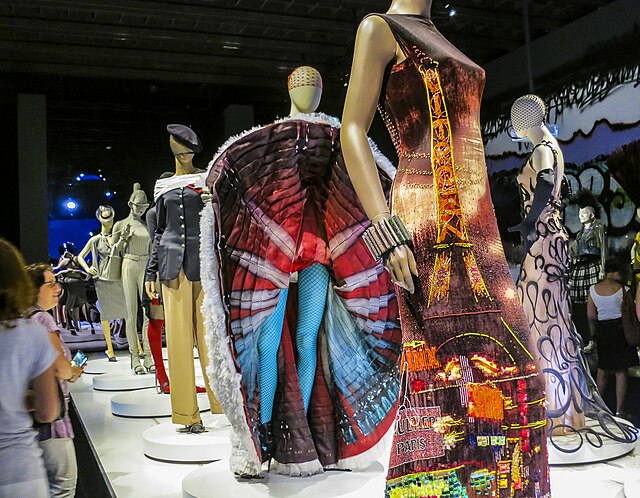 Exempel på Gaultiers design, utställning i Paris 2015, foto Ninara, licens Creative Commons Attribution 2.0