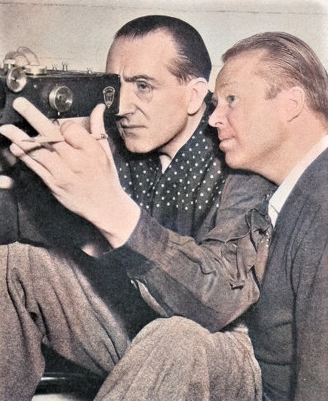 Fritz Lang, till vänster, 1938, foto Cine Mundial. Färglagd bild.