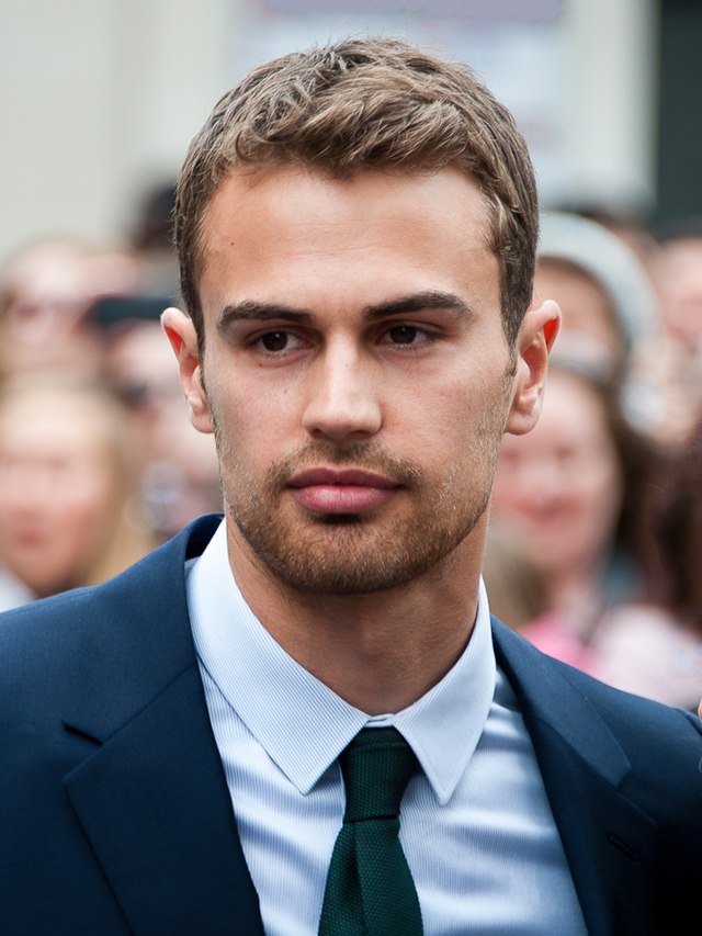 Theo James biografi